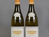 deux bouteilles de vin posées sur une table l'une à côté de l'autre