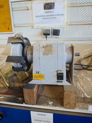une machine posée sur une table