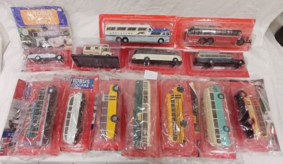 de nombreux modèles différents de petits trains et de petits bus dans des sachets en plastique