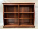 une vieille bibliothèque en bois comportant deux étagères et une porte ouverte