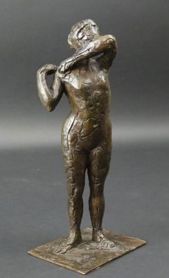 statue en bronze représentant un homme tenant une batte de baseball, posée sur un socle carré