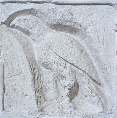 un oiseau sculpté sur le mur