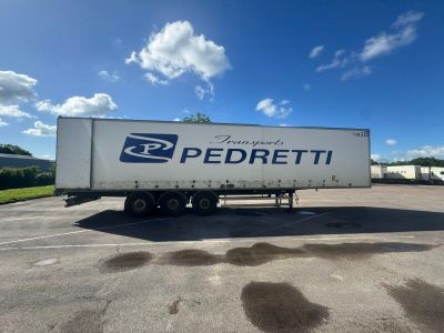 une photo d'un semi-remorque garé sur un parking