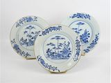 trois assiettes bleues et blanches ornées de fleurs et d'arbres
