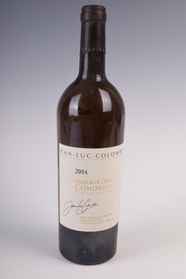 une bouteille de vin posée sur une table