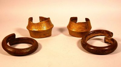 Réunion d’une paire de bracelets ouverts en alliage cuivreux…