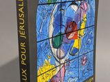la couverture d'un livre sur laquelle figure l'image d'un vitrail