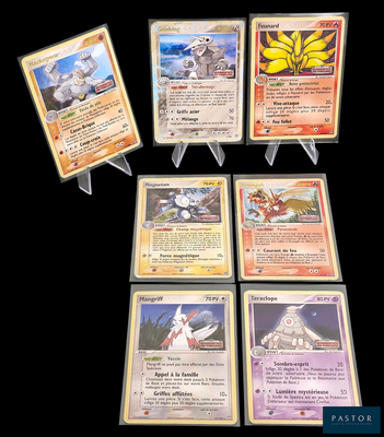 six types différents de cartes Pokémon sur fond noir