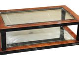 une vitrine en verre reposant sur un socle en bois, sur fond blanc