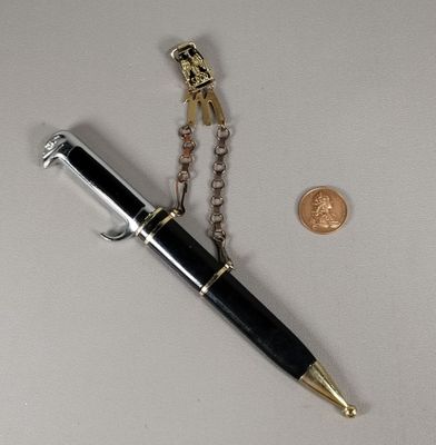 an image of a pen and a keychain on a table