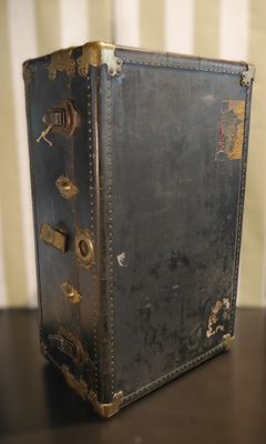 WING ON, Shangaï Malle de voyage en bois laqué noir à décor …