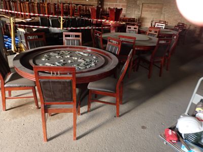 une table et des chaises dans une pièce où il y a beaucoup de bouteilles sur la table