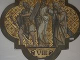 une photo d'un tableau accroché au mur d'une église