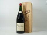 une bouteille de vin devant une caisse en bois