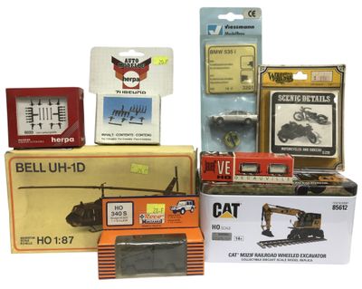 de nombreux types de petits trains dans la boîte