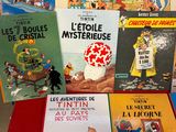 plusieurs livres pour enfants sont empilés sur une table