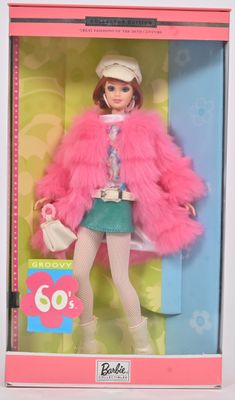une poupée Barbie vêtue d'un manteau de fourrure rose, d'une jupe verte et de chaussures blanches