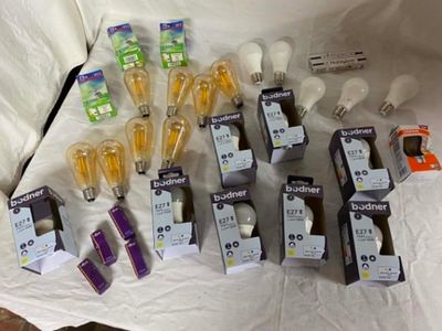 many different types of light bulbs on the table