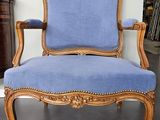 une chaise bleue qui se trouve dans une pièce