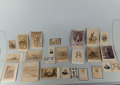 de nombreuses vieilles photos posées sur la table et une horloge accrochée au mur