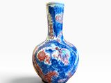 un vase bleu orné d'un motif rouge et blanc