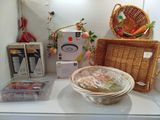 un panier en osier posé sur le comptoir, à côté d'un panier de fruits