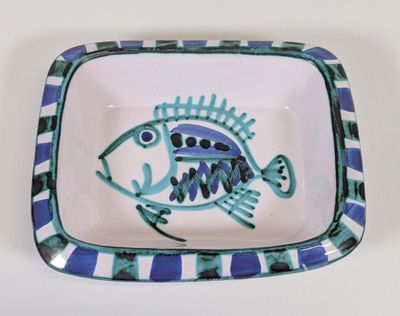 une assiette bleue et blanche ornée d'un motif de poisson