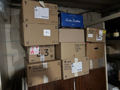de nombreuses boîtes empilées les unes sur les autres dans un garage