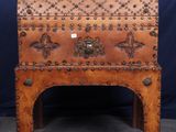 un vieux coffre en bois orné de rivets