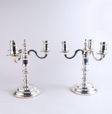 paire de candélabres plaqués argent avec des bougeoirs sur pied