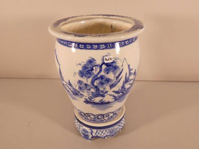 un vase bleu et blanc posé sur une table