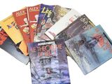 un grand nombre de livres posés sur une table