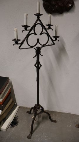 Porte cierges tripode en fer forgé, à 5 lumières, H : 160 