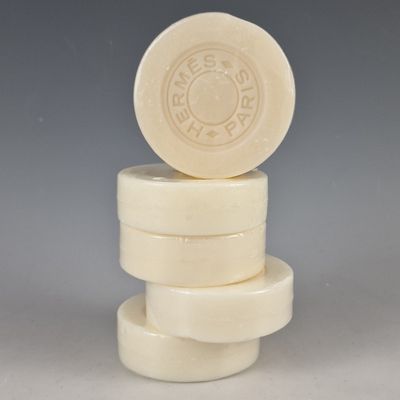 trois pains de savon empilés les uns sur les autres sur une table