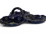 deux assiettes bleues ornées de motifs dorés sur fond blanc