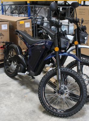 une moto garée à côté de cartons dans un entrepôt