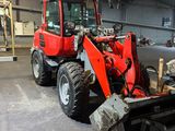 un tracteur rouge garé dans un garage