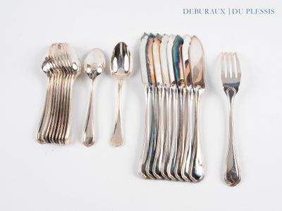 de nombreuses fourchettes et cuillères disposées sur une surface blanche