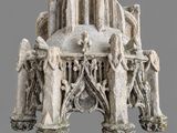 une statue représentant un bâtiment surmonté d'une horloge