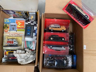 une boîte contenant un assortiment de petites voitures et d'autres jouets
