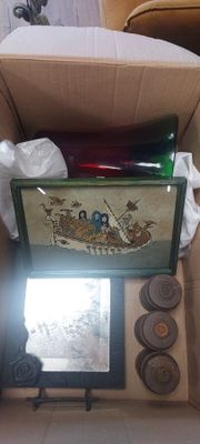 une boîte contenant une image et d'autres objets