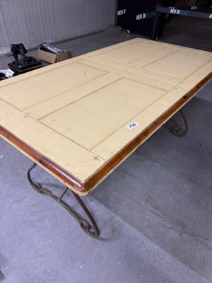 Table en bois à piètement metallique (en l'état, sans garant…