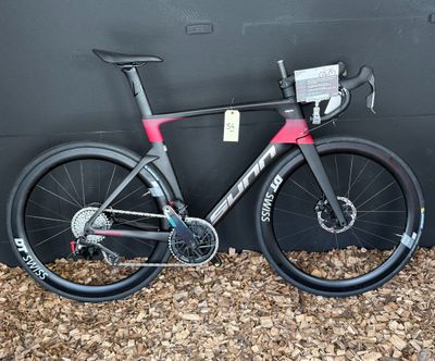 le vélo est garé contre le mur, devant le mur