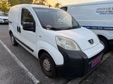 une camionnette blanche garée dans un parking