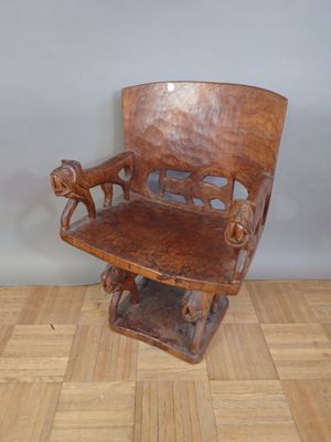 COTE D'IVOIRE, Ville de Daola, vers 1967, Un fauteuil en boi…