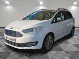La Ford Grand Tourer blanche est garée sur un sol à damier