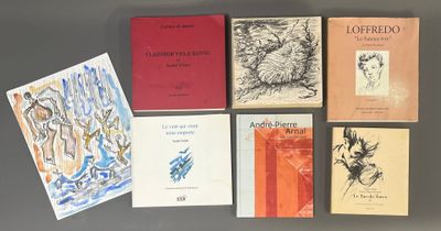 un grand nombre de livres posés sur une table