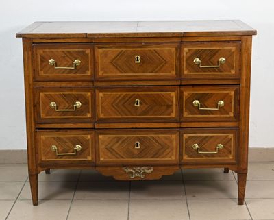 Commode en bois de placage, façade à léger ressaut, ouvrant … - Photo 1