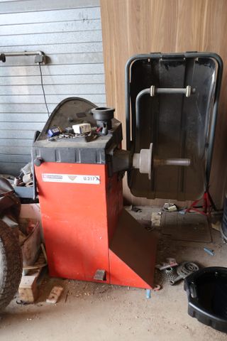 Équilibreuse de roues FACOM U 217 A