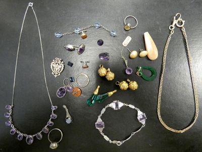 de nombreux types de bijoux sur la table